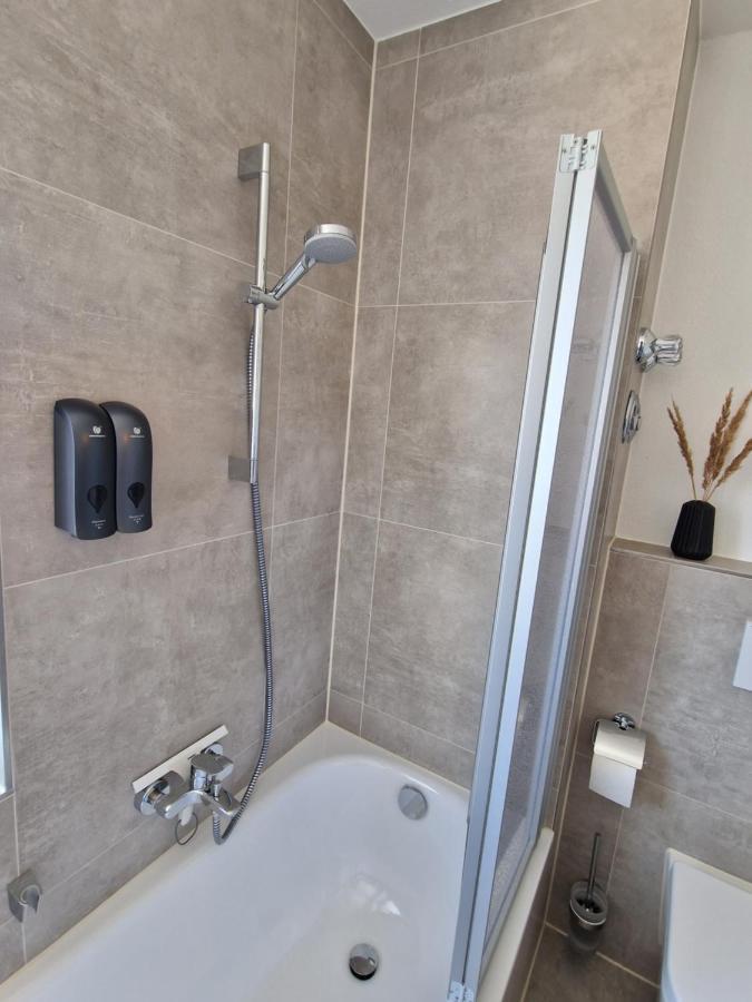C4S Come4Stay Altoetting - 3-Zi Whg I Zentrale Lage I Parkplatz I Balkon I Wifi I Smarttv I 1 Kingsize, 1 Queensize Bett I Office Arbeitsplatz I Wohnbereich Mit Couch Und Essbereich I Voll Ausgestattete Kueche I Nespresso Esterno foto
